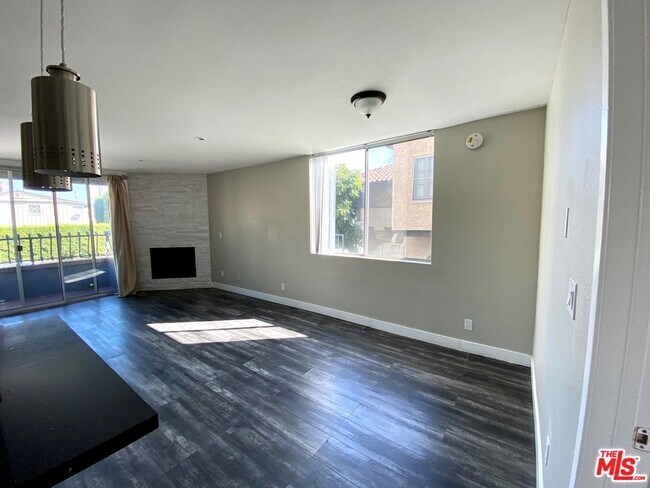 Foto del edificio - 1529 S Bundy Dr