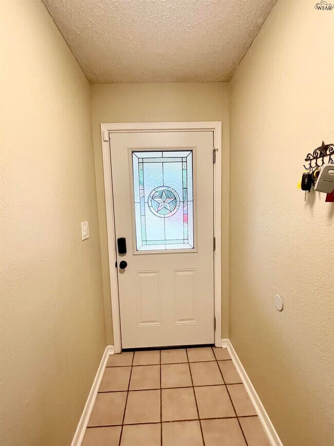 Building Photo - 2114 Selma Dr