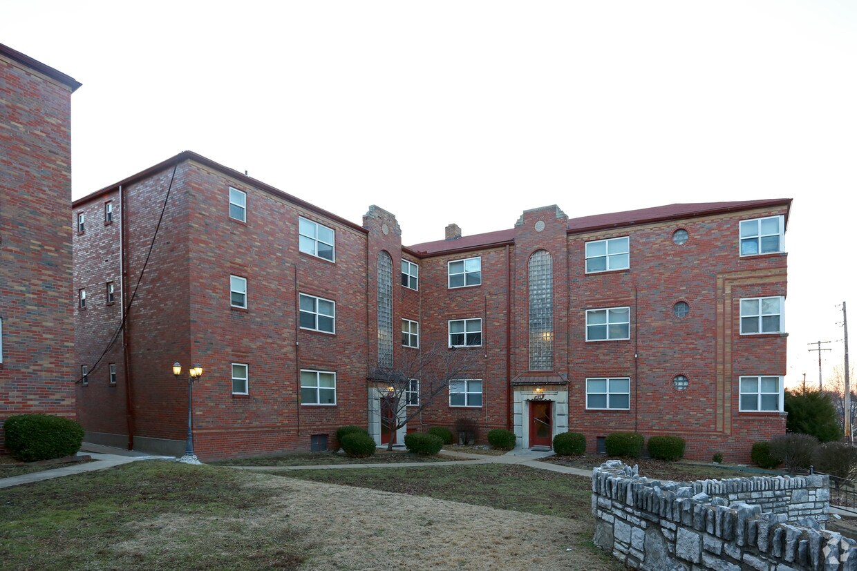 Foto del edificio - 5816-5828 Lindenwood Ave