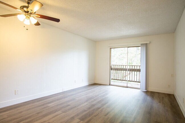 Foto del edificio - FREE RENT: Nicely Updated Top Floor Corner 2-Bdr Near OHSU w/Private Balcony!
