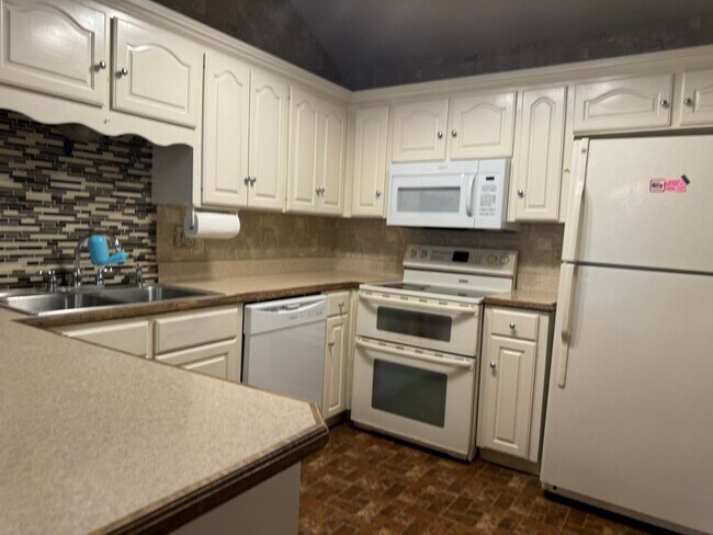 Building Photo - SOUTHERN HILLS-BIG CORNER LOT-NICE BRICK HOME