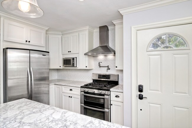 Building Photo - 2681 Narcissus Dr