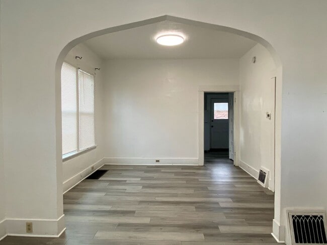 Building Photo - Cute Remodeled 2/1