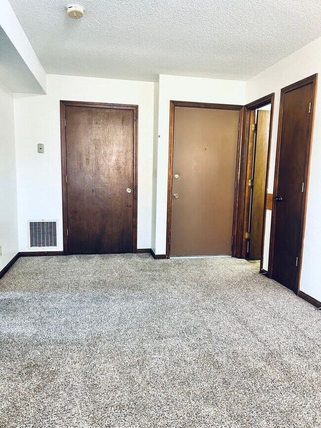 Building Photo - Roomy 2 Bdrm Apartment