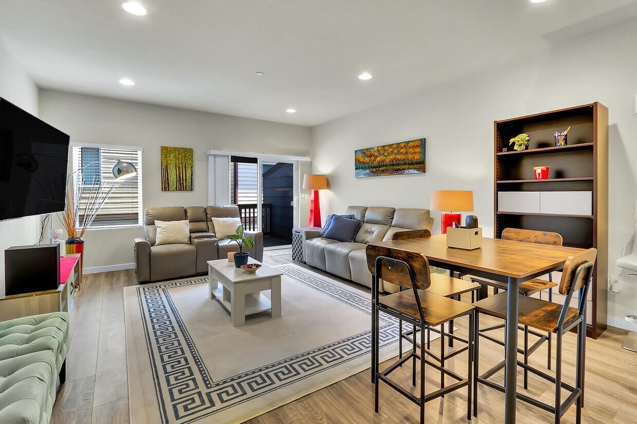 Sala de estar y comedor - 4206 204th St SW