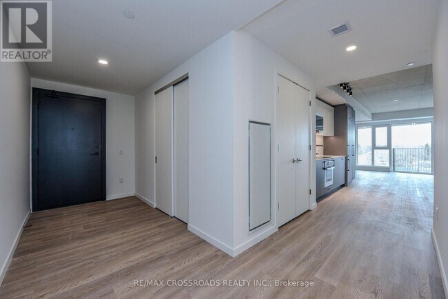 Building Photo - 689 The Queensway