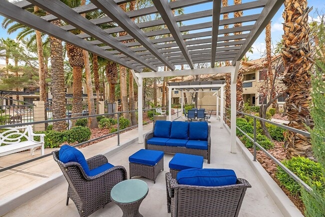 Zona de asientos - Destinations Spring Valley 55+ Active Adult Apartment Homes