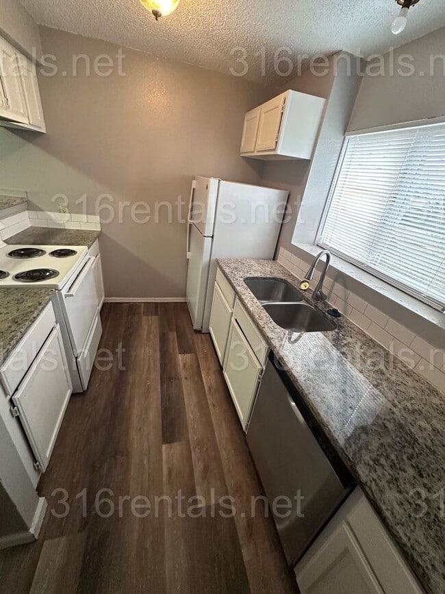 Building Photo - $895 - 2 bed 1.5 bath beautiful bi-level apartment