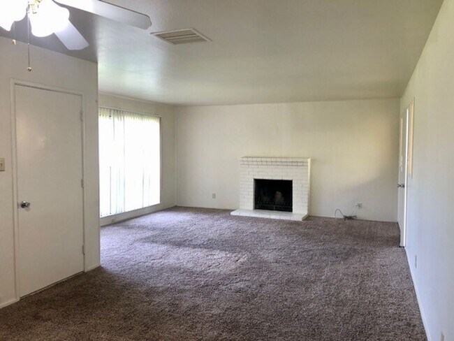 Building Photo - Spacious 3 bed 1 bath home