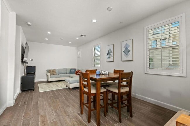 Building Photo - 2460 Solara Ln