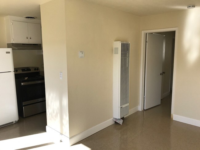 Building Photo - 4611 E Inyo Ave