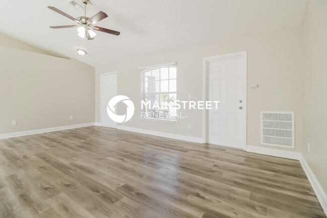 Building Photo - 3 Bedroom Pet-Friendly Home in Lehigh Acre...