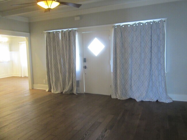 Foto del edificio - Wood Street Charmer