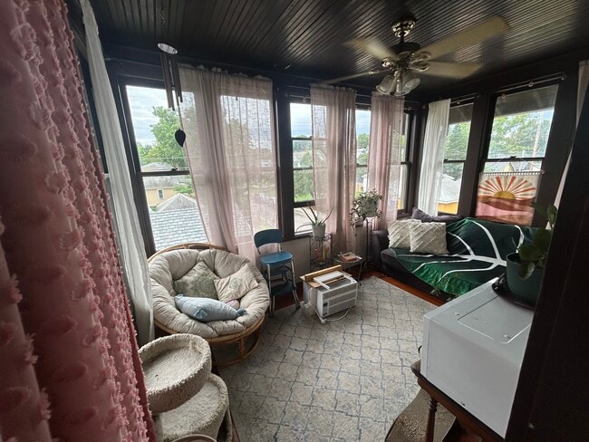 3 seasons sun room - 1696 Marshall Ave