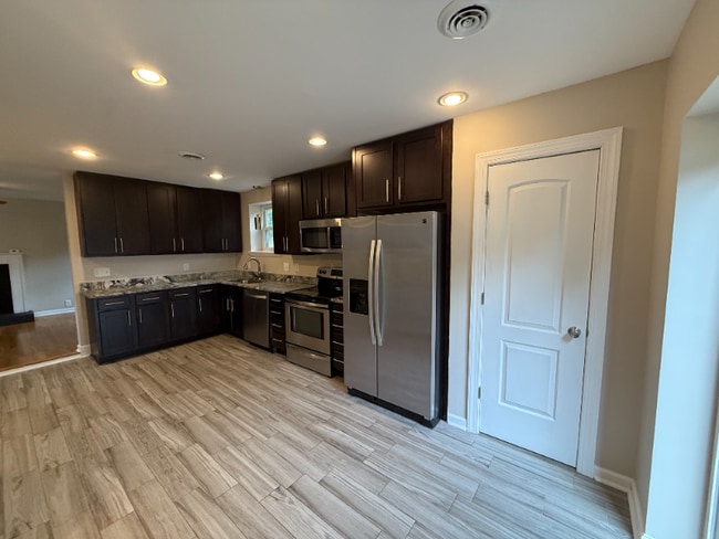 Building Photo - 536 Woodmont Dr