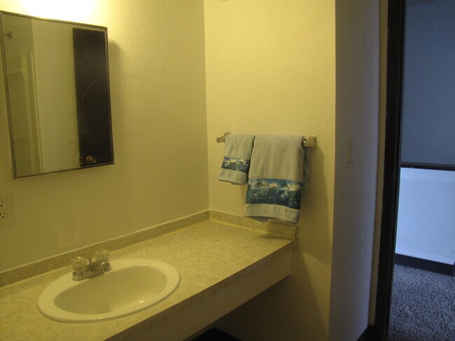 Full bathroom - 100 Ave M Ave W