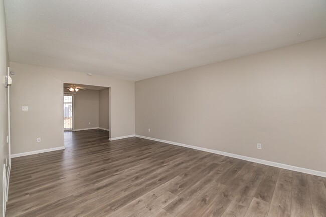 Building Photo - MOVE-IN READY!