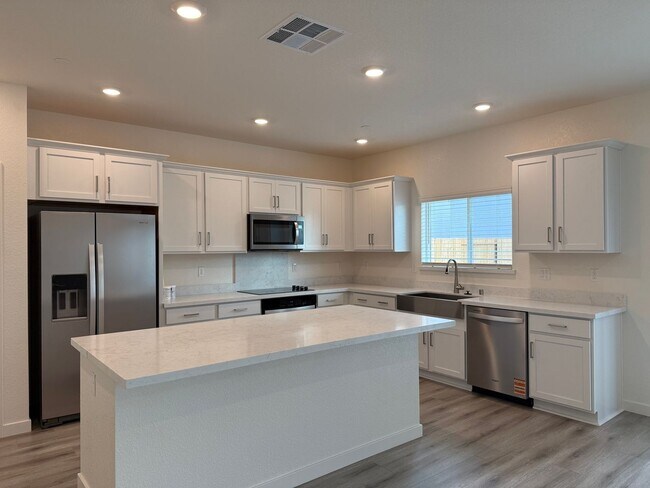 Foto del edificio - Beautiful 5 bed 3 bath located in West Ros...