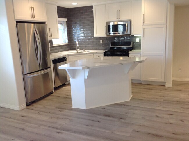 Building Photo - 4023 Bluff View Way