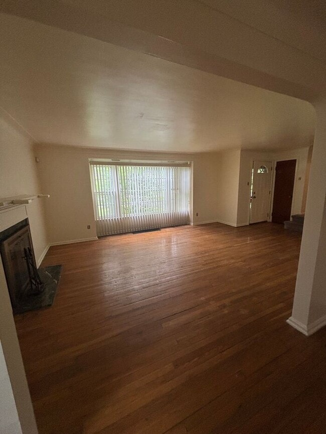 Building Photo - Charming 3 beds 1.5 baths in South Euclid!