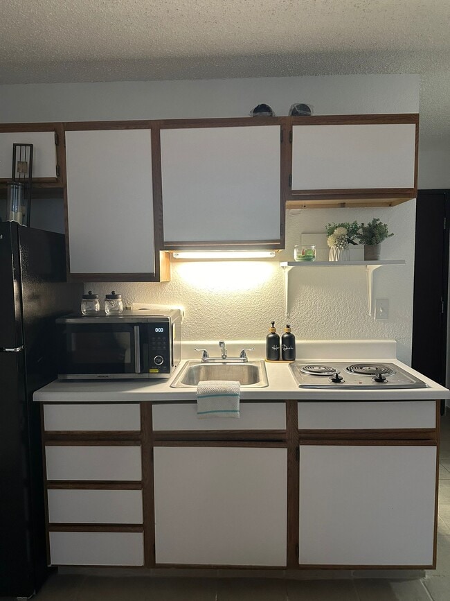 Building Photo - 2410 Rio Dr