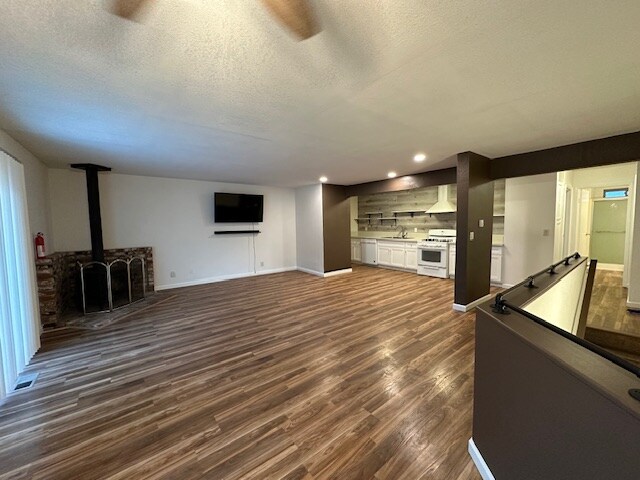 Building Photo - 2321 Birchwood Way
