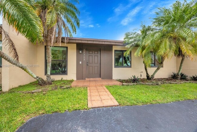 Foto del edificio - 12313 SW 110th South Canal St Rd