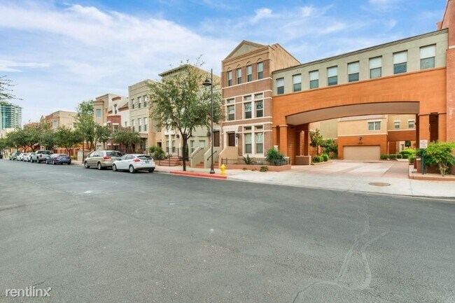 Building Photo - 2 br, 2.5 bath Townhome - 570 W 6th St