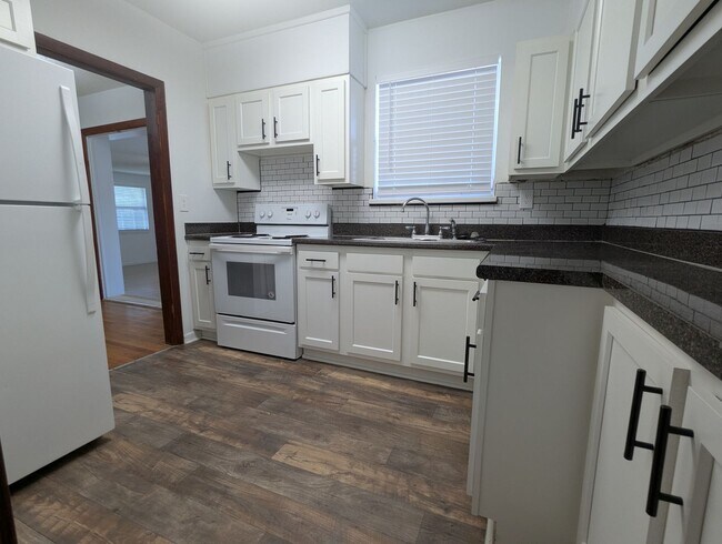 Foto del edificio - Adorable 3/2 with updated kitchen and full...