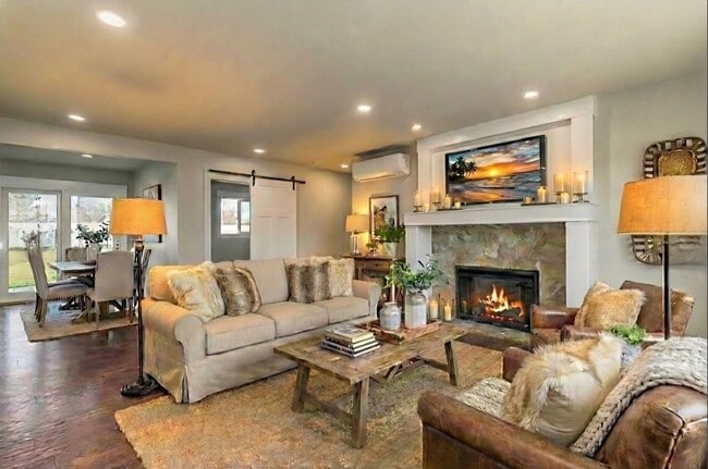 Building Photo - 604 W Crest Dr