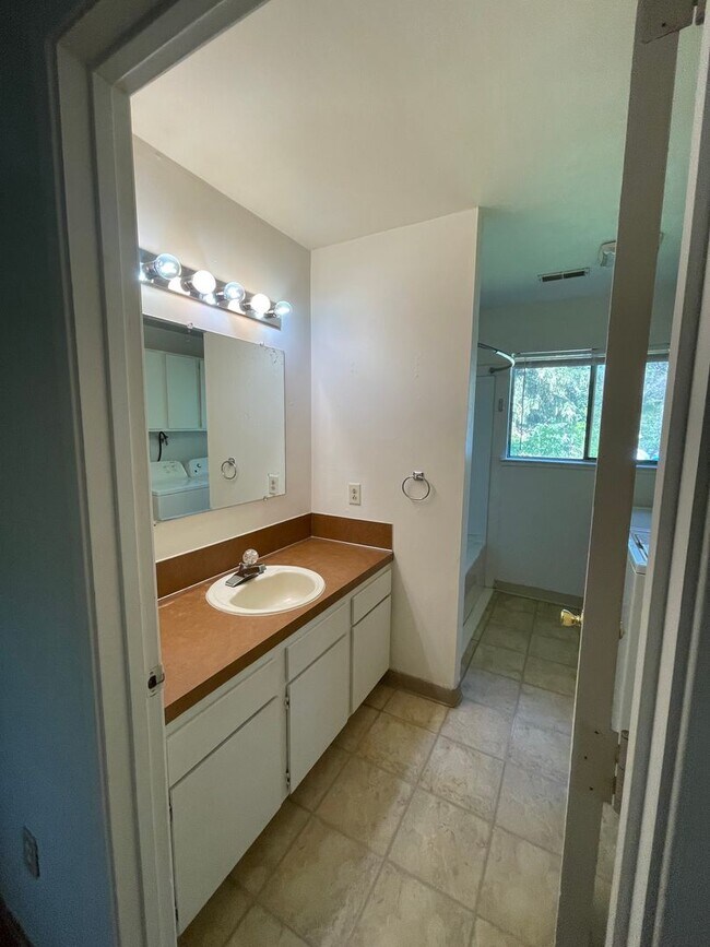 Foto del edificio - 2 bed 1 bath Duplex - Water/Sewer and Garb...