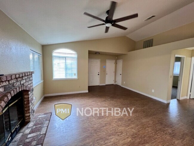 Foto del edificio - 1205 Silk Oak Dr