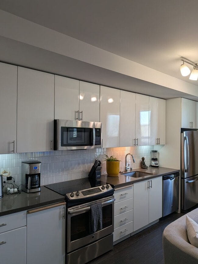 Foto del edificio - Studio Apartment Home on Top Floor with views of City Hall!