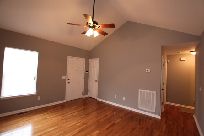 Living room - 100 Rothwood Ct