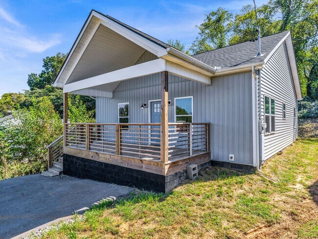 Foto del edificio - Knoxville 37921 - Modern 3BR/2BA | Near Do...