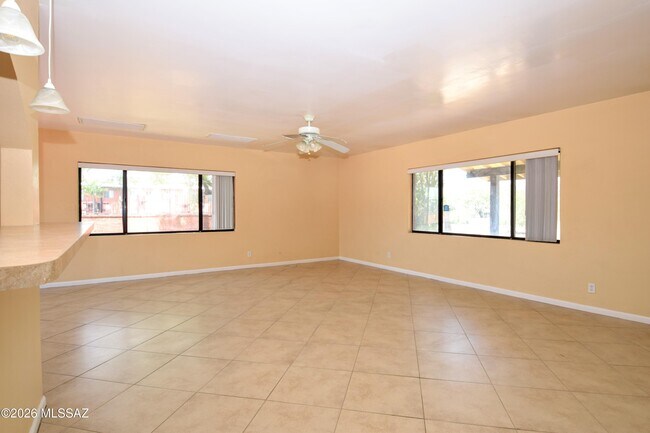 Building Photo - 1604 E 10th St