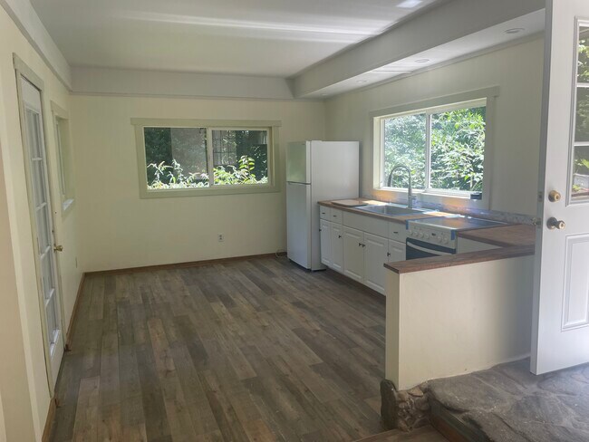 Foto del edificio - 219 Redwood Dr