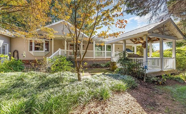 Foto del edificio - Charming ranch home 3 bedrooms and 2 bathrooms in Burlington w/ 5 garage spaces.