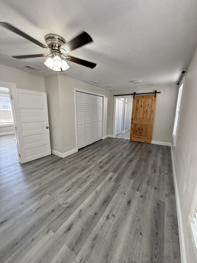 Foto del edificio - 5904 N Eustace Ave