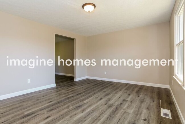 Building Photo - Elegant 4 Bedroom, 2.5 Bath Residence in R...