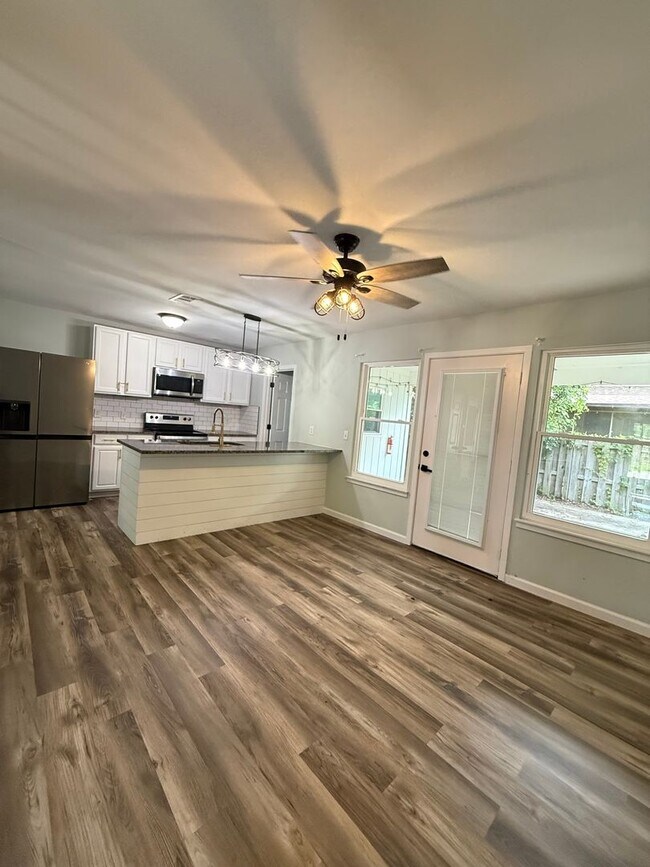 Foto del edificio - Charming 3-Bedroom Single-Family Home in N...