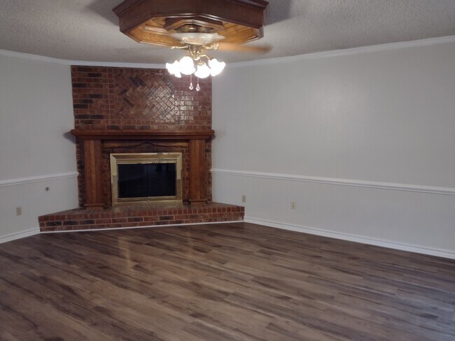 Building Photo - 502 N Kenwood Rd