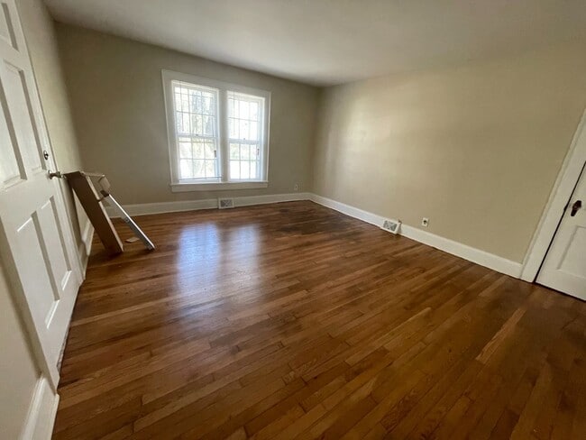 Foto del edificio - 1BR near UNC-G Available