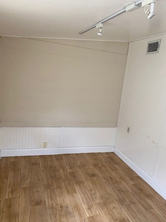 Building Photo - One bedroom with additional bonus room and...