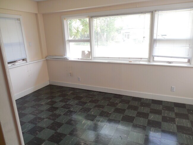 PORCHE PARA TRES ESTACIONES - 624 N Court St