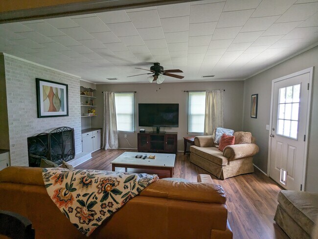 Building Photo - 804 Mixon Dr