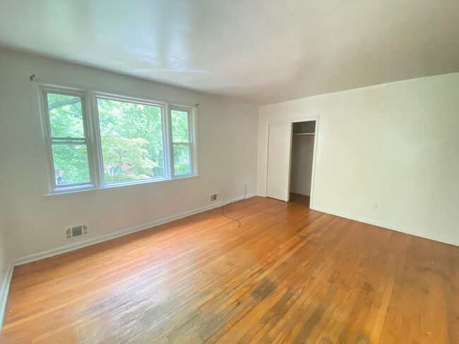 Building Photo - Bi-Level Apartment - Rosemont!