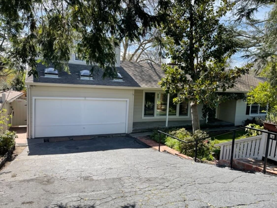 Primary Photo - Lafayette home, great location!