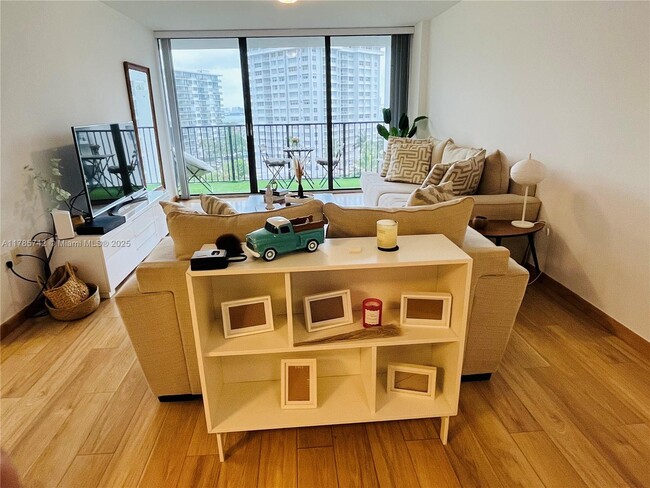 Building Photo - 1450 Brickell Bay Dr