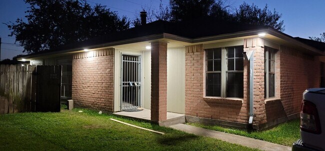 Building Photo - Charming 2 beds/2 baths duplex with privat...